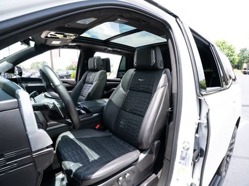 Used 2025 Cadillac Escalade V AWD/4WD image 28