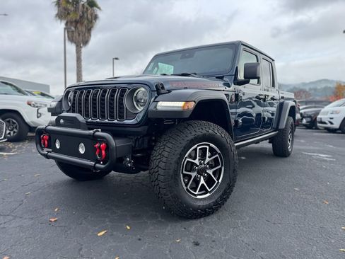 Used 2025 Jeep Gladiator Rubicon w/ Technology Group image 2