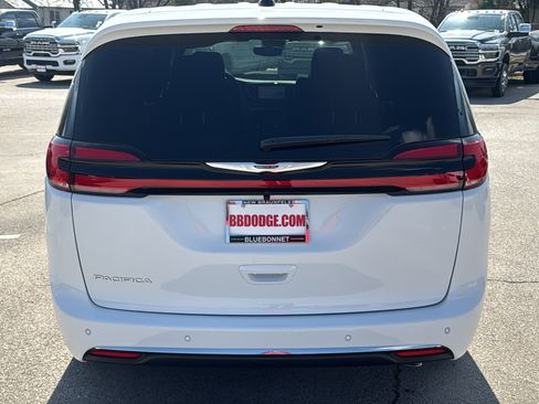 New 2026 Chrysler Pacifica Select image 6