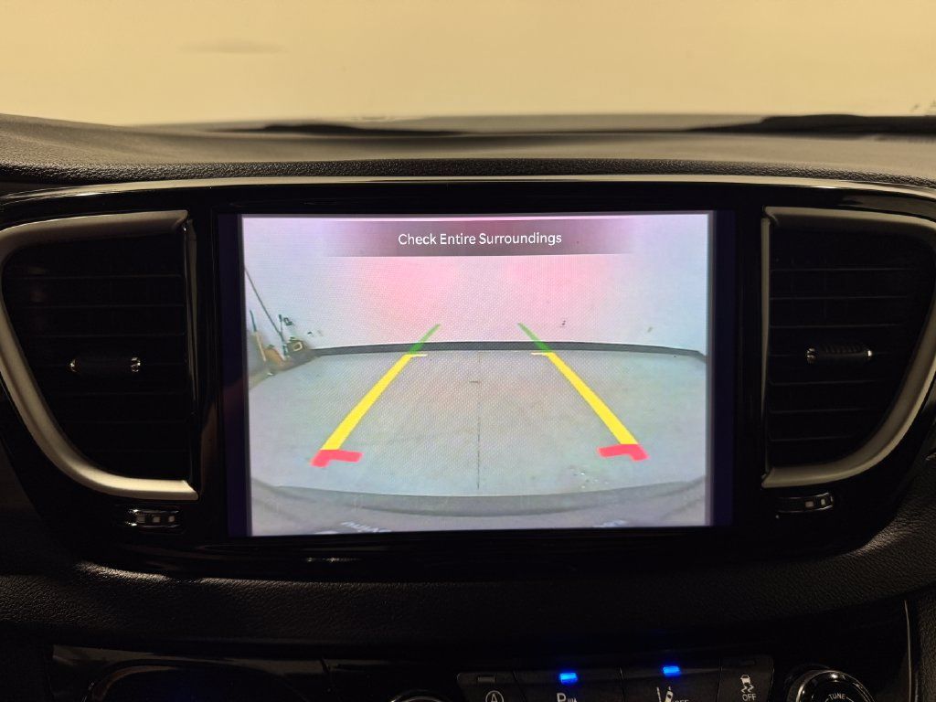 Used 2025 Chrysler Pacifica Select FWD image 10
