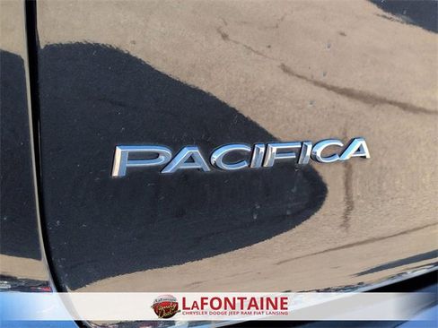 Certified 2023 Chrysler Pacifica Touring-L image 10