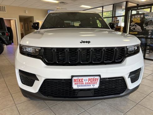 New 2025 Jeep Grand Cherokee Altitude image 2