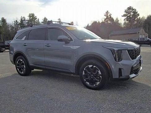 Used 2024 Kia Sorento S image 2