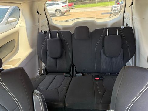 Used 2020 Chrysler Voyager LX image 8