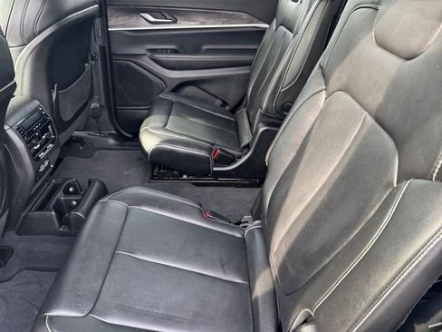 Used 2023 Jeep Grand Cherokee L Limited AWD/4WD image 16