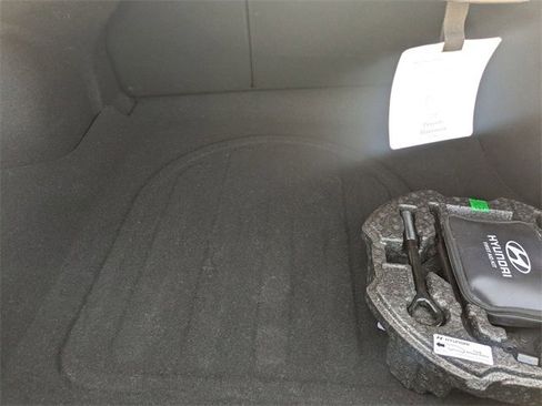 Used 2024 Hyundai Elantra Limited image 31