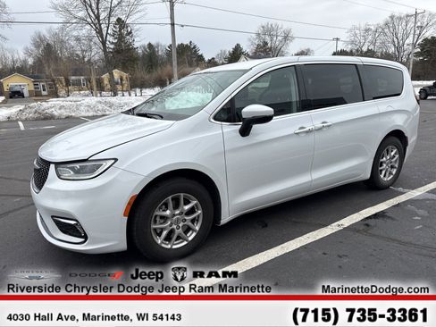 Used 2023 Chrysler Pacifica Touring-L image 4