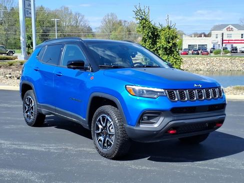 Used 2025 Jeep Compass Trailhawk w/ Trailhawk Elite Group AWD/4WD image 2