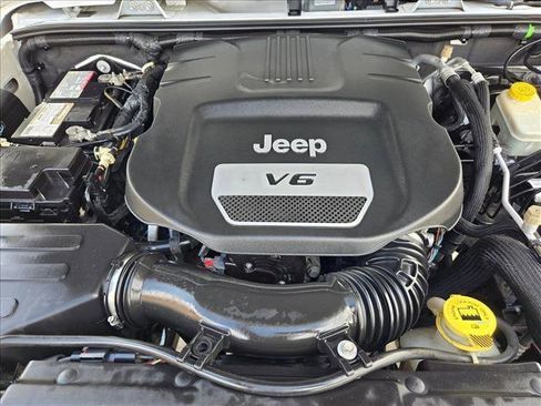 Used 2015 Jeep Wrangler Unlimited Sahara w/ Connectivity Group image 22