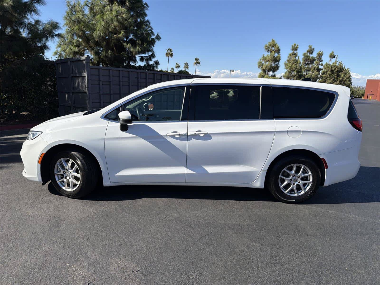 Used 2023 Chrysler Pacifica Touring-L FWD image 3