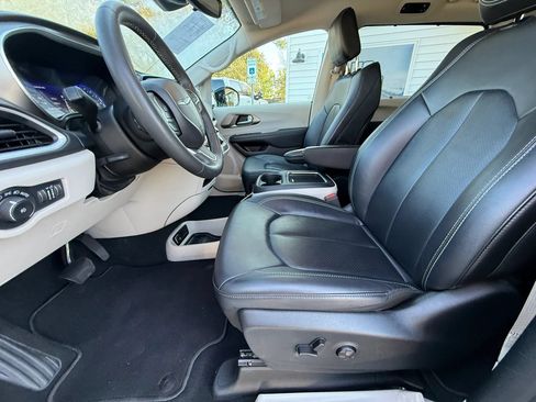 Used 2024 Chrysler Pacifica Touring-L FWD image 16