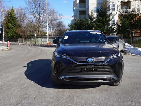 Used 2022 Toyota Venza XLE image 2