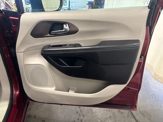 Used 2023 Chrysler Voyager LX FWD image 37