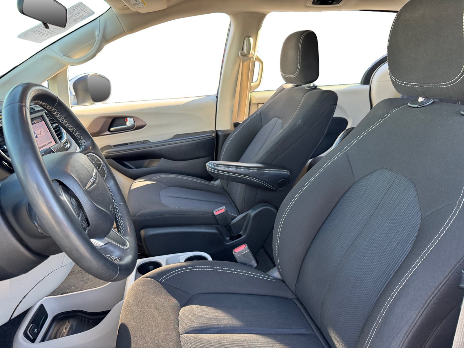 Used 2022 Chrysler Voyager LX FWD image 9