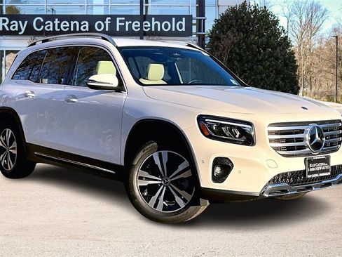 Used 2025 Mercedes-Benz GLB 250 4MATIC image 11