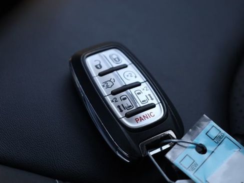 Used 2024 Chrysler Pacifica Select image 30