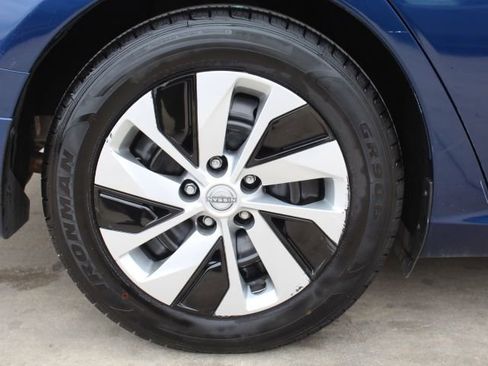 Used 2024 Nissan Altima 2.5 S image 11