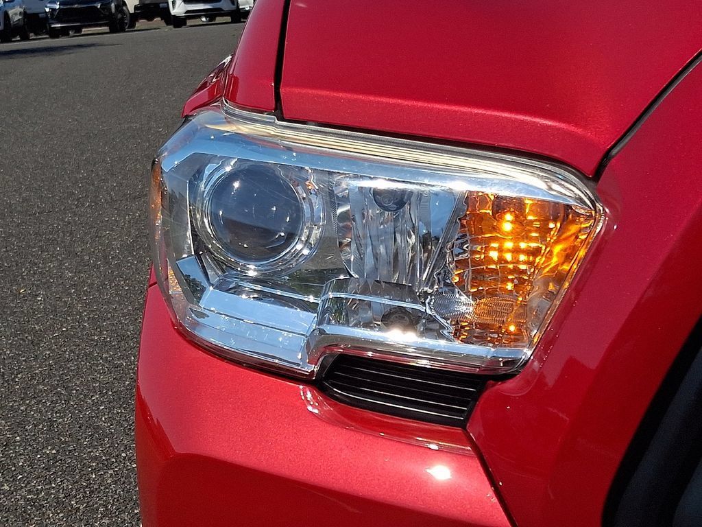 Used 2020 Toyota Tacoma SR AWD/4WD image 12
