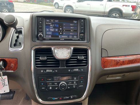 Used 2014 Chrysler Town & Country Limited w/ Luxury Group FWD image 13