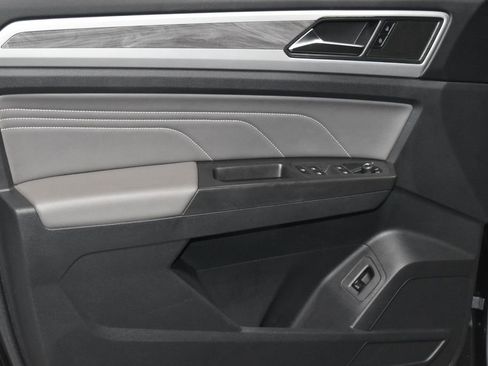 Used 2023 Volkswagen Atlas Cross Sport SE w/ Panoramic Sunroof Package image 4