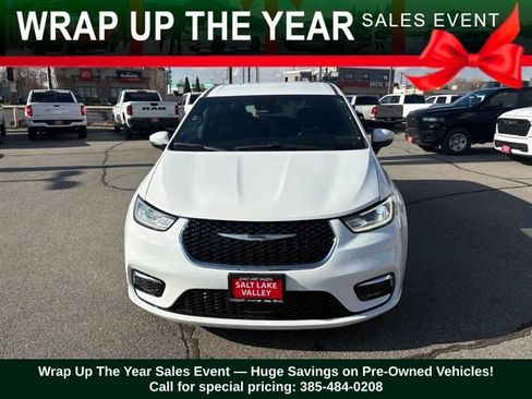 Certified 2023 Chrysler Pacifica Touring image 2