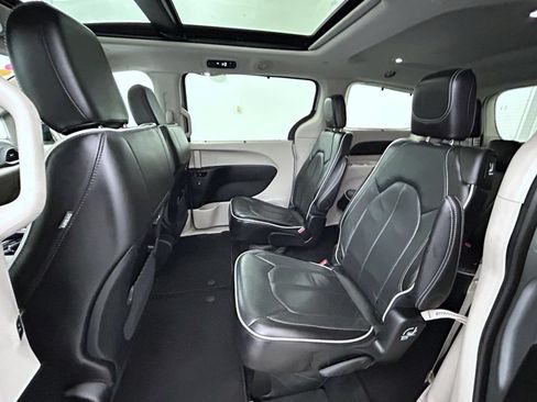 Used 2024 Chrysler Pacifica Limited FWD image 20
