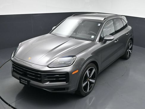 Used 2025 Porsche Cayenne AWD/4WD image 15