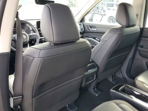 Certified 2025 Nissan Pathfinder SL w/ SL Premium Package image 13