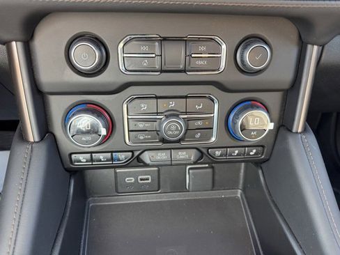 Used 2024 Chevrolet Suburban High Country w/ Advanced Technology Package image 30