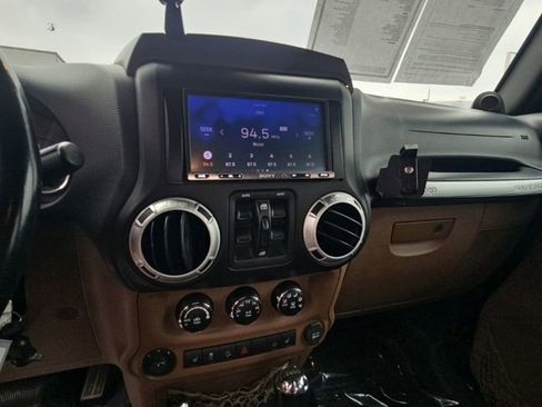 Used 2013 Jeep Wrangler Unlimited Rubicon w/ Connectivity Group AWD/4WD image 14