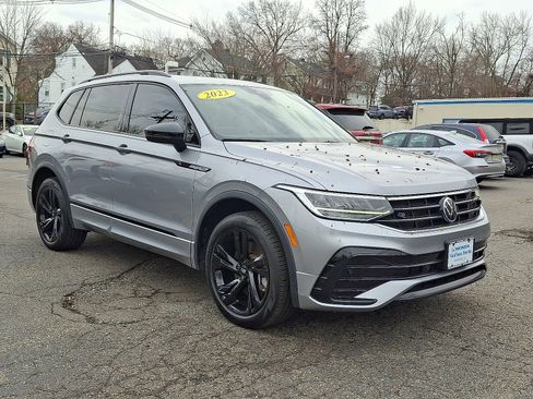 Used 2023 Volkswagen Tiguan SE R-Line image 2