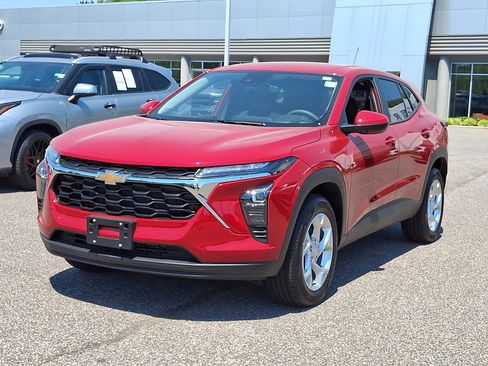 Used 2026 Chevrolet Trax LS w/ LS Convenience Package FWD image 4
