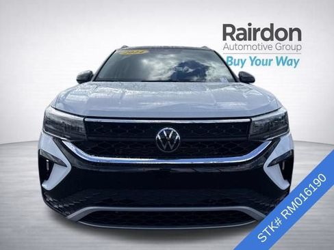 Used 2024 Volkswagen Taos SE AWD/4WD image 2