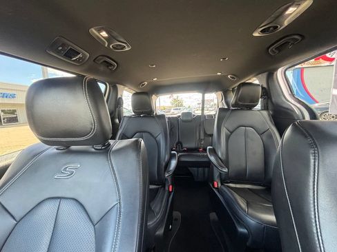 Used 2024 Chrysler Pacifica Limited FWD image 19