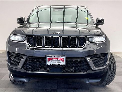 Used 2023 Jeep Grand Cherokee Laredo image 2