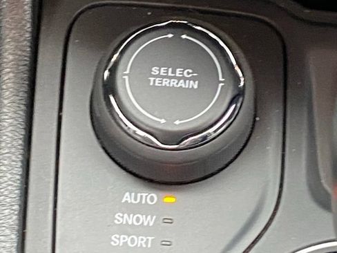 Used 2022 Jeep Cherokee Latitude AWD/4WD image 22
