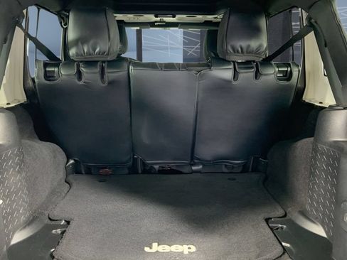 Used 2016 Jeep Wrangler Unlimited Sahara w/ Connectivity Group AWD/4WD image 9