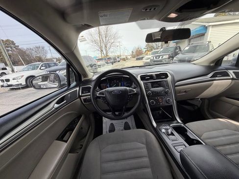 Used 2017 Ford Fusion SE image 23