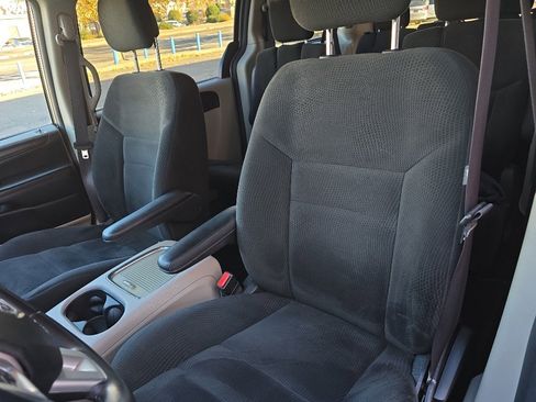 Used 2016 Dodge Grand Caravan SXT w/ Rear Park Assist Package image 22