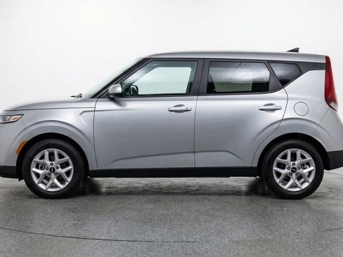 Used 2025 Kia Soul LX w/ LX Technology Package FWD image 5