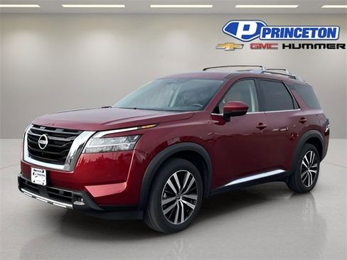 Used 2023 Nissan Pathfinder Platinum w/ Cargo Package image 3