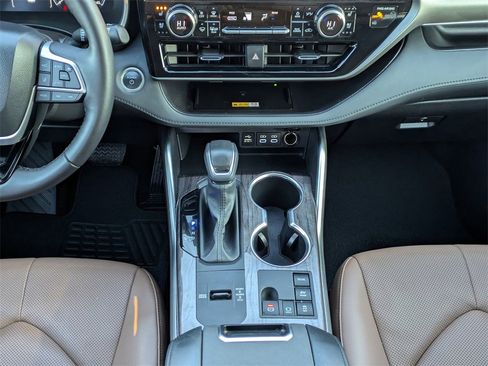 Certified 2025 Toyota Highlander Limited image 21