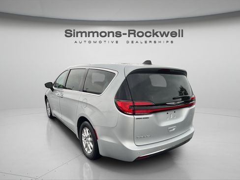 Used 2024 Chrysler Pacifica Touring-L FWD image 3