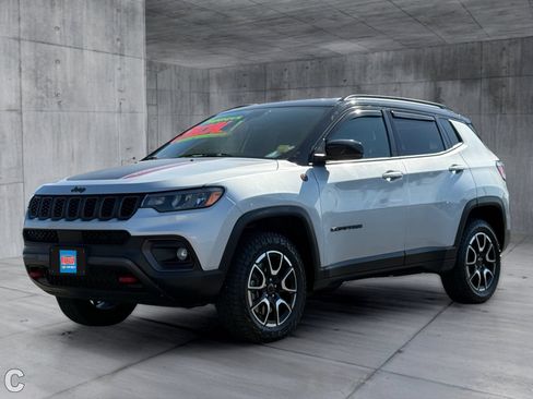 Used 2025 Jeep Compass Trailhawk AWD/4WD image 2