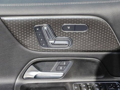 Used 2024 Mercedes-Benz GLB 250 4MATIC image 26