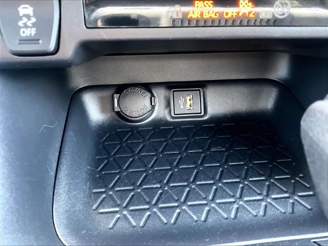 Used 2025 Toyota RAV4 XLE AWD/4WD image 28
