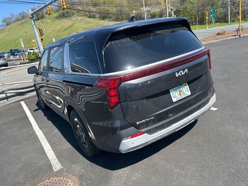 Used 2025 Kia Carnival FWD image 4