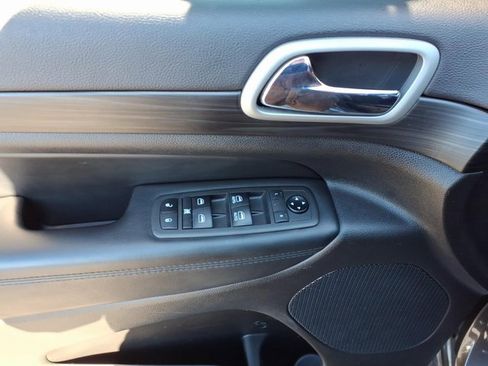 Used 2021 Jeep Grand Cherokee Laredo X image 3