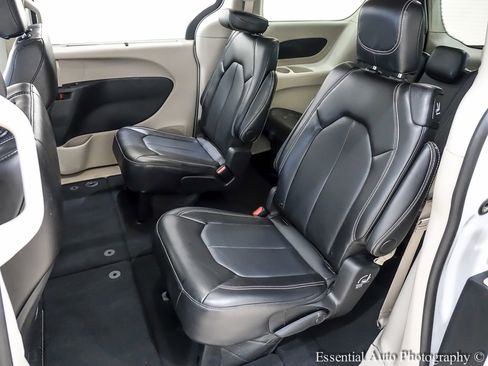 Used 2024 Chrysler Pacifica Touring-L image 16