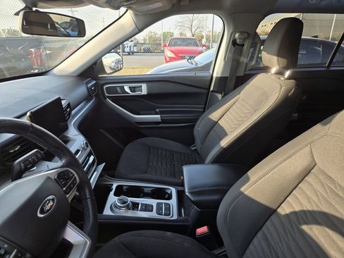 Used 2021 Ford Explorer XLT image 2